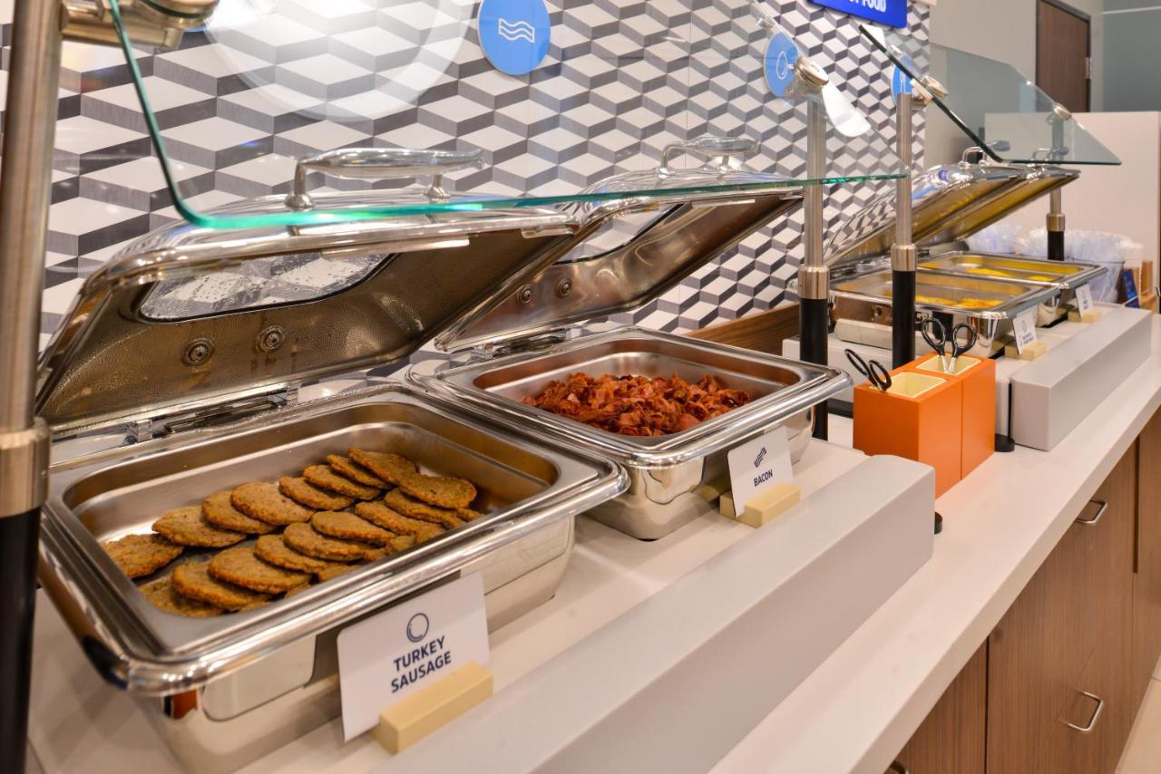 温莎东湖岸智选假日套房酒店 Tecumseh 外观 照片
